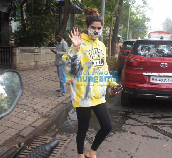 photos khushi kapoor snapped at santacruz 1