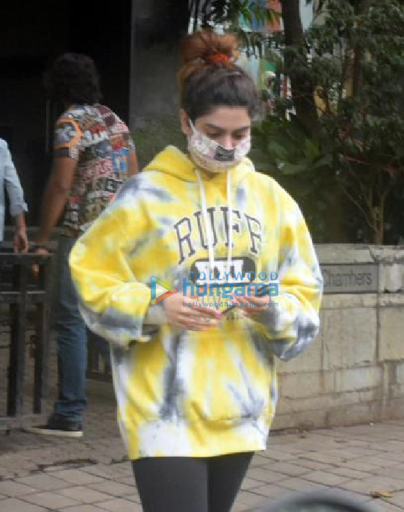 photos khushi kapoor snapped at santacruz 3