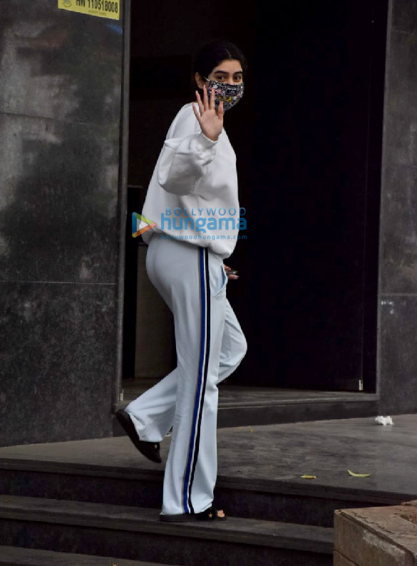 Photos: Khushi Kapoor snapped at a clinic in Juhu Photos: Khushi Kapoor snapped at a clinic in Juhu