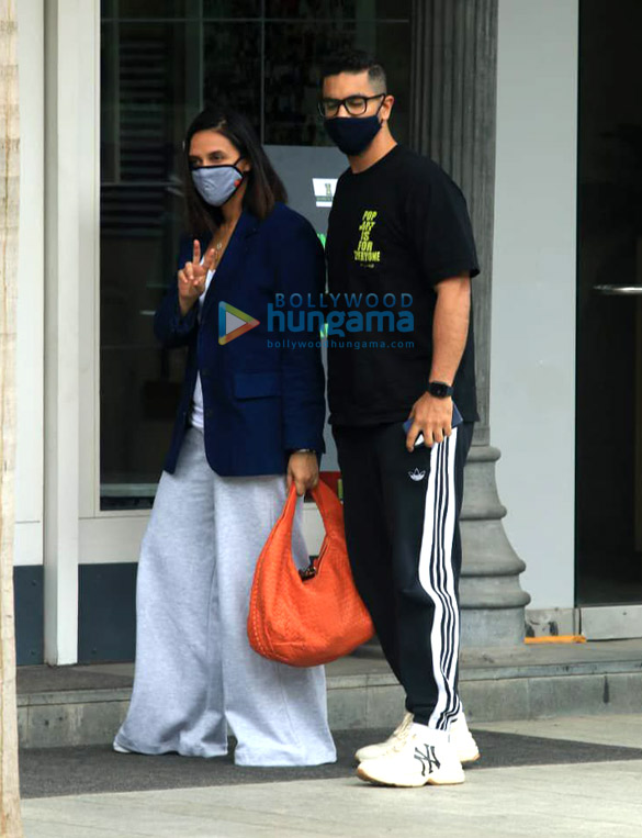 photos kunal khemu soha ali khan neha dhupia and angad bedi snapped in town 2