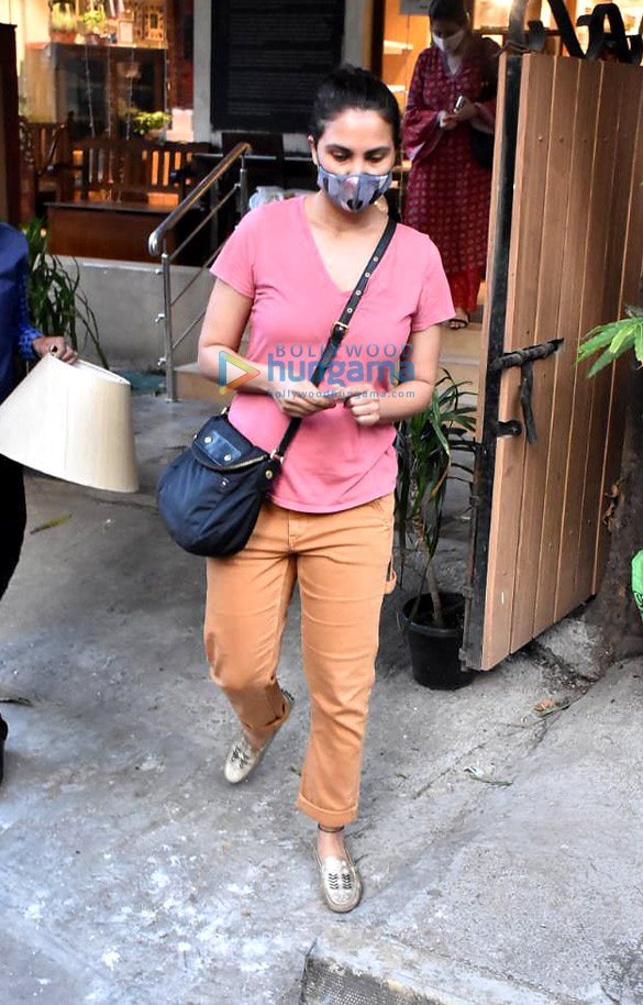 photos lara dutta snapped christmas shopping in khar 3