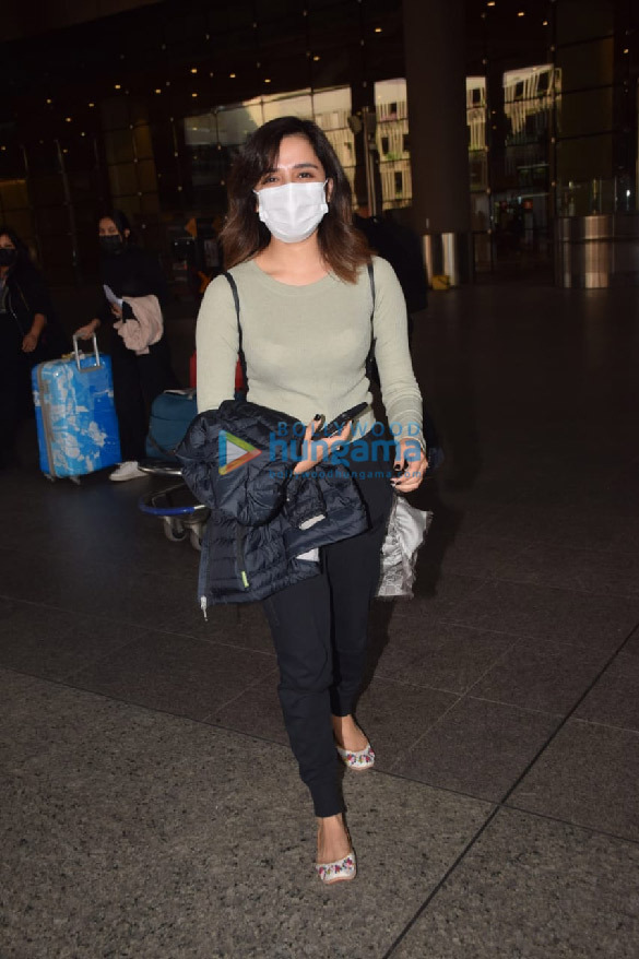 photos nora fatehi and shirley setia snapped at the airport 4