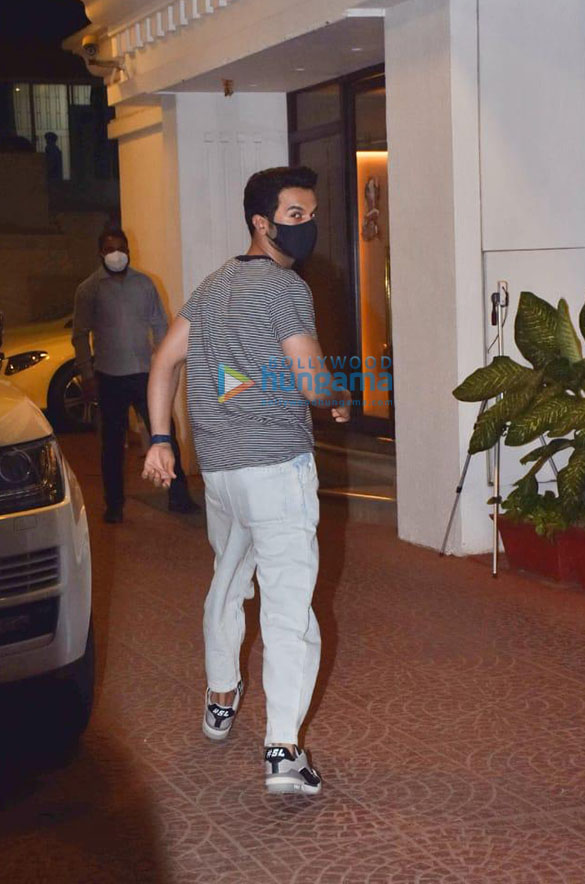 photos rajkummar rao snapped in juhu 4