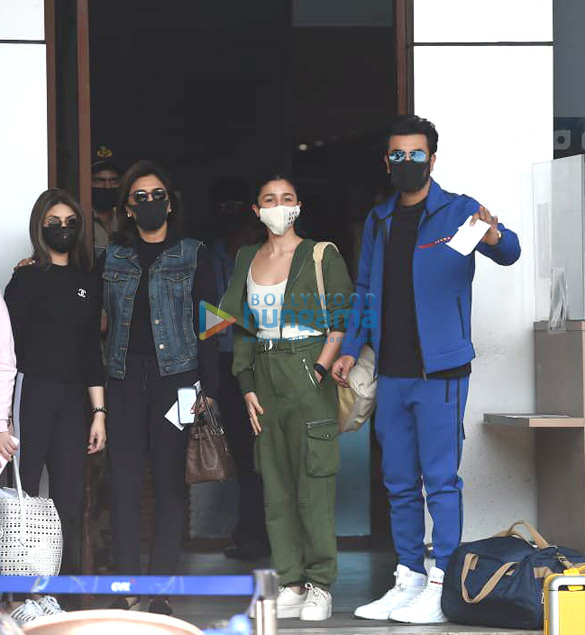 photos ranbir kapoor alia bhatt neetu singh and riddhima kapoor sahani snapped at the kalina airport 4