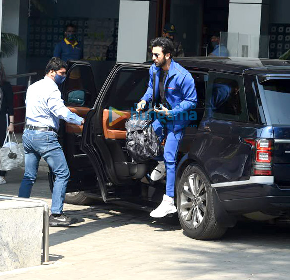 photos ranbir kapoor alia bhatt neetu singh and riddhima kapoor sahani snapped at the kalina airport 5