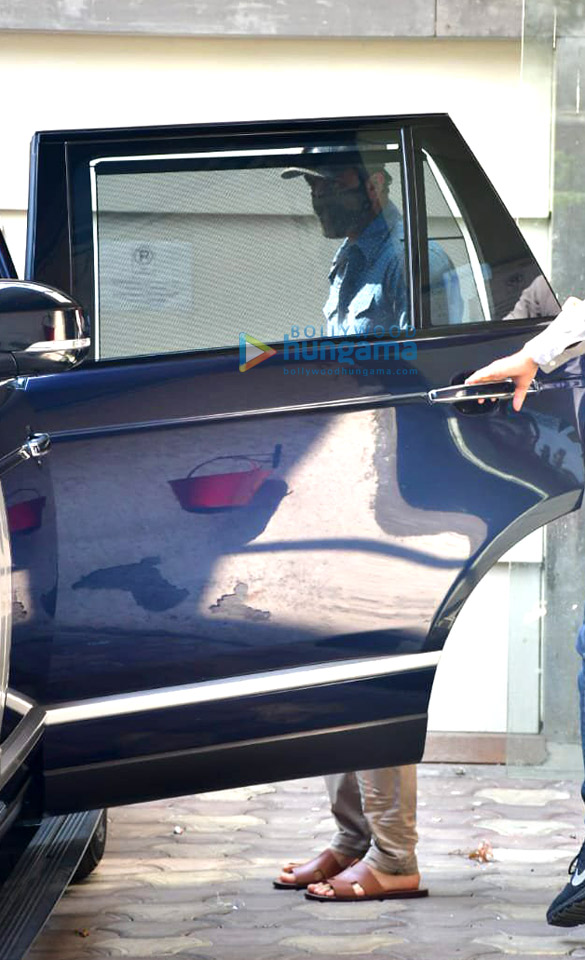 photos ranbir kapoor snapped in bandra 3 2