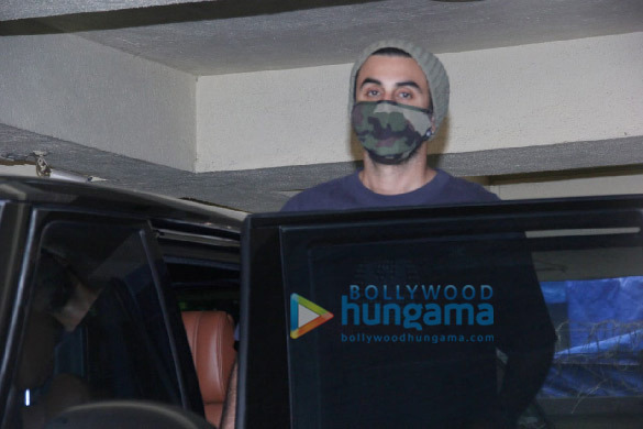 Photos: Ranbir Kapoor spotted at a dubbing studio in Khar Photos: Ranbir Kapoor spotted at a dubbing studio in Khar