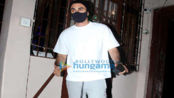 Photos: Ranbir Kapoor spotted outside Shankar Mahadevan’s dubbing studio in Bandra