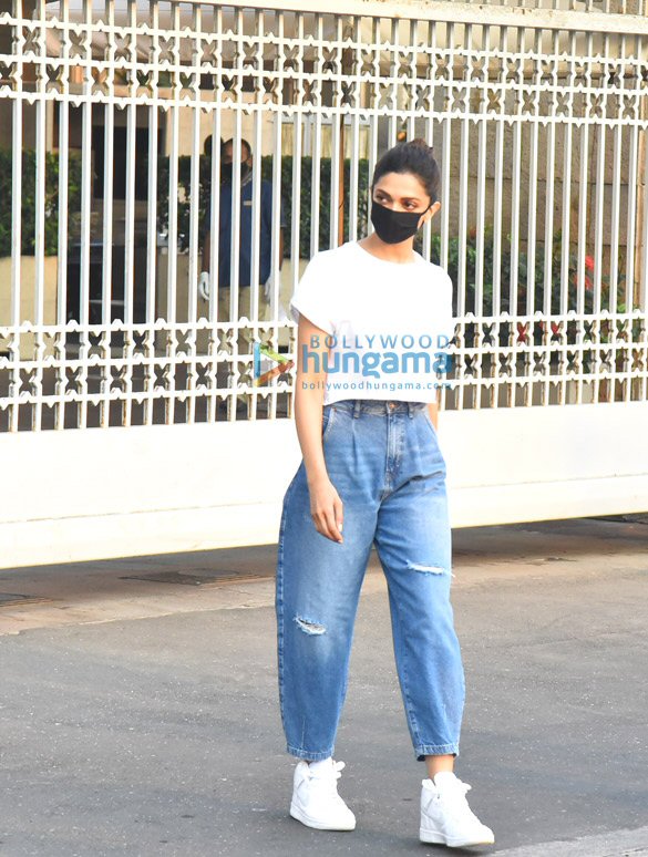 photos ranveer singh deepika padukone siddhant chaturvedi and shakun batra snapped at gateway of india in mumbai 3