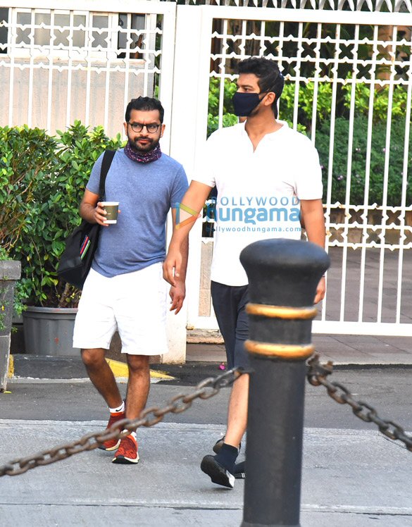photos ranveer singh deepika padukone siddhant chaturvedi and shakun batra snapped at gateway of india in mumbai 5