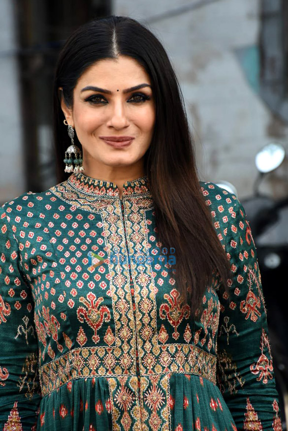 photos raveena tandon snapped on sets of kbc 1