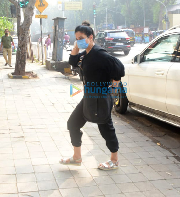 photos raveena tandon spotted in khar 1