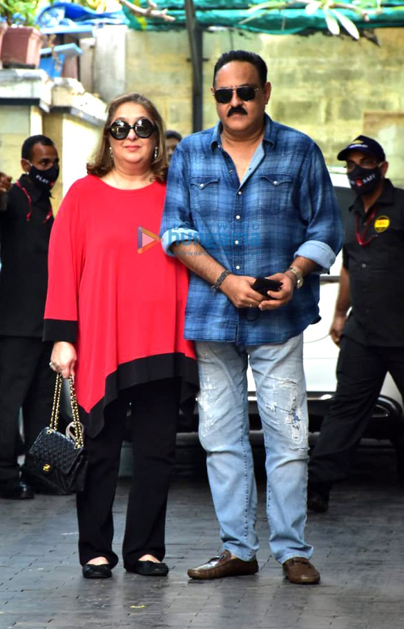 photos saif ali khan kareena kapoor khan taimur ali khan and others snapped at annual christmas lunch at kapoor residence 8