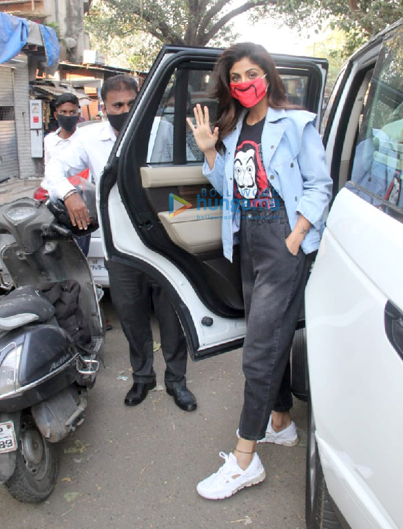 photos shilpa shetty spotted outside a dental clinic in khar 2