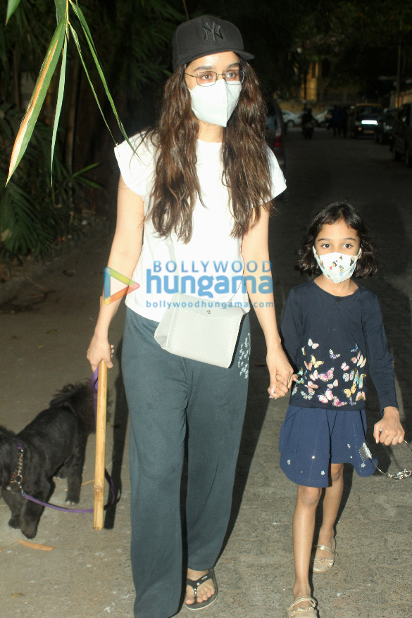photos shraddha kapoor snapped in mumbai 2 2