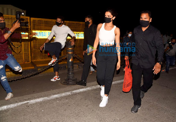photos siddhant chaturvedi and deepika padukone snapped at gateway of india in mumbai 6