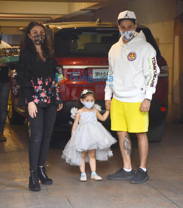 Photos: Soha Ali Khan, Kunal Kemmu and others spotted at Kareena Kapoor Khan’s residence Photos: Soha Ali Khan, Kunal Kemmu and others spotted at Kareena Kapoor Khan’s residence