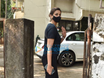 Photos: Sonali Bendre snapped at a salon in Juhu
