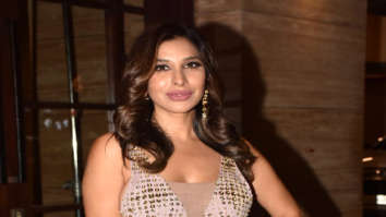 Photos: Sophie Choudry in Bandra doing a Christmas photo shoot