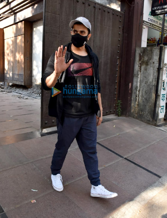 Photos: Sunny Singh Nijjar snapped at gym in Juhu Photos: Sunny Singh Nijjar snapped at gym in Juhu