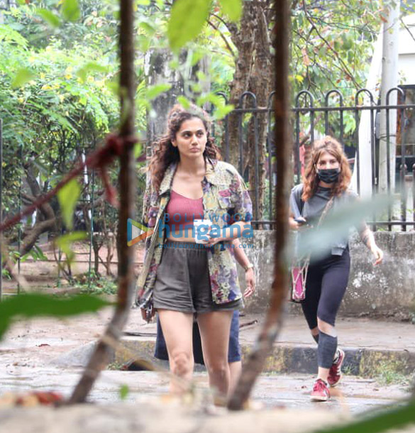 photos taapsee pannu spotted on location of a shoot in bandra 1