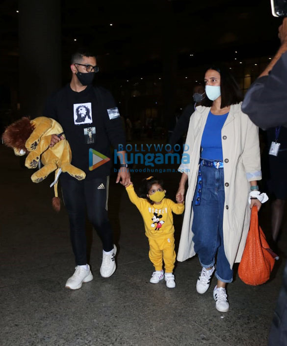 photos tara sutaria ahan shetty and others snapped at the airport 2