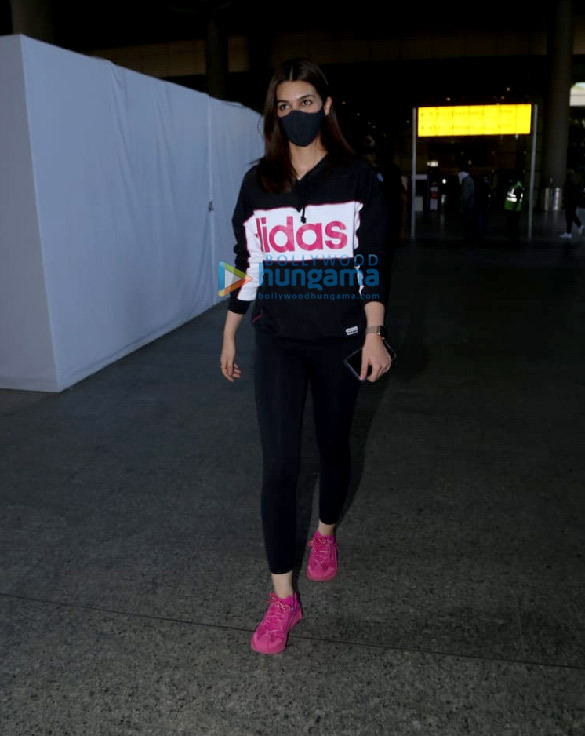 photos urvashi rautela kriti sanon and alia bhatt others snapped at the airport 4