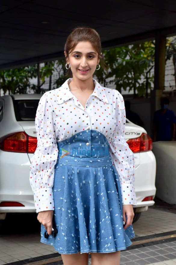 photos urvashi rautela and dhvani bhanushali snapped outside t series office in andheri 4