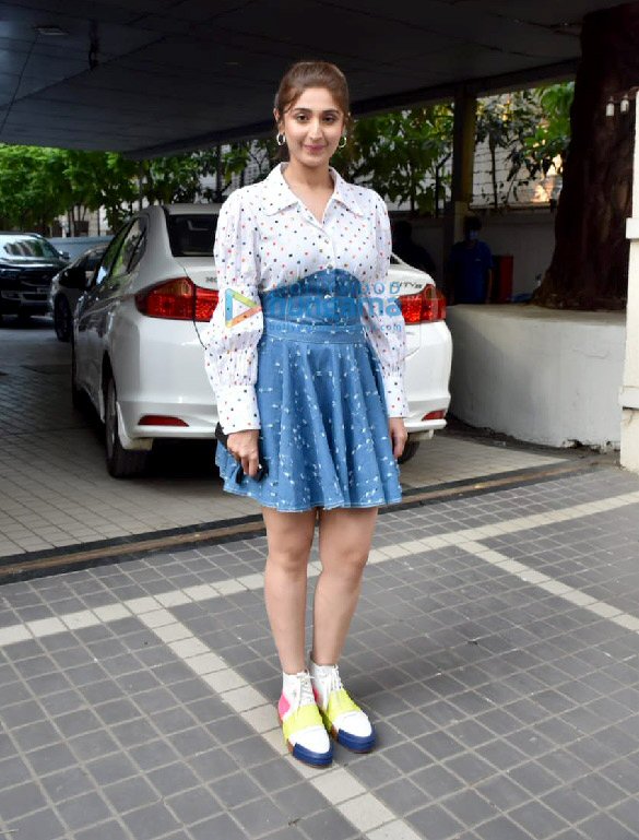 photos urvashi rautela and dhvani bhanushali snapped outside t series office in andheri 6