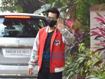 Photos: Varun Dhawan snapped in Juhu
