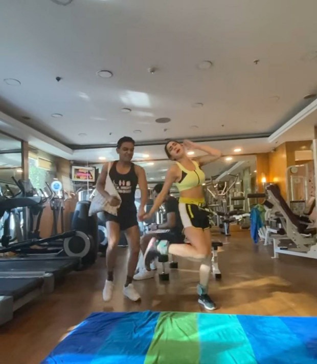 Sara Ali Khan working out on 'Jeth Ki Dopahri Mein’ song leaves Ranveer Singh speechless 