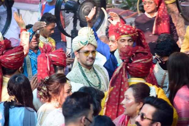 PICS: Aditya Narayan’s baraat make their way to the venue in style as the singer is all set to tie the knot to Shweta Agarwal