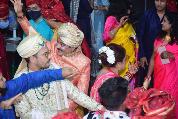 PICS: Aditya Narayan’s baraat make their way to the venue in style as the singer is all set to tie the knot to Shweta Agarwal
