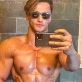 Asim Riaz flaunts his abs in his latest shirtless mirror selfie