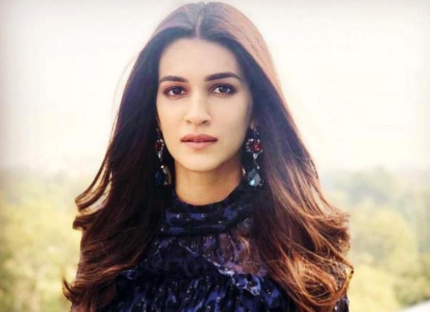 Kriti Sanon dances with a traditional Rajasthani dancer on the sets of Bachchan Pandey Kriti Sanon dances with a traditional Rajasthani dancer on the sets of Bachchan Pandey