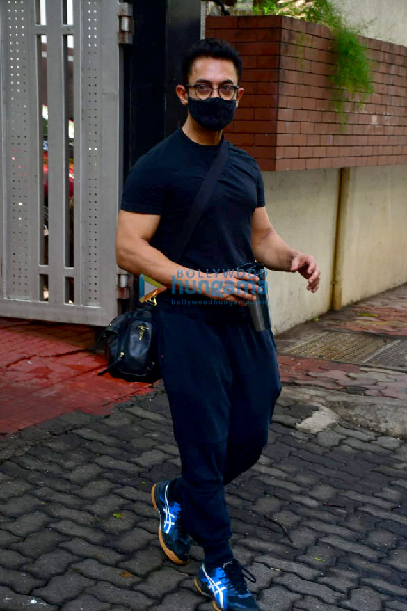 photos aamir khan spotted in bandra 1 2