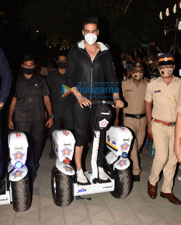 photos akshay kumar graces the launch of segways for mumbai police patrolling1 1