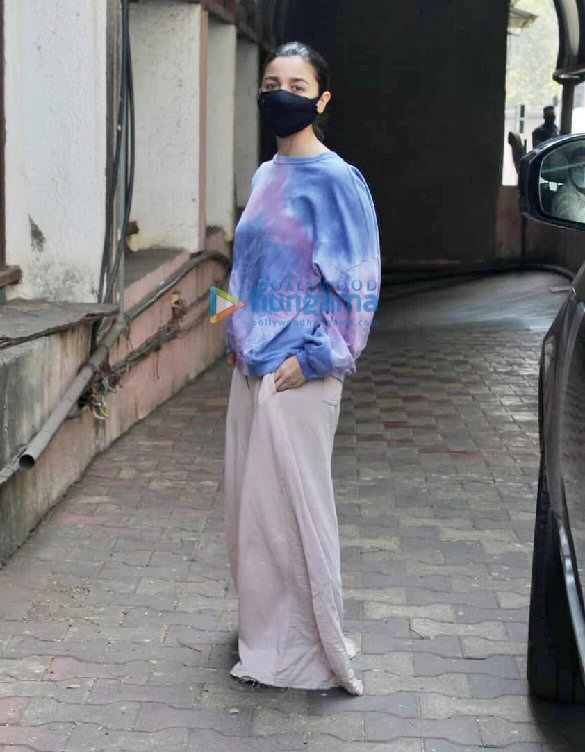 photos alia bhatt snapped at a studio in mumbai 1