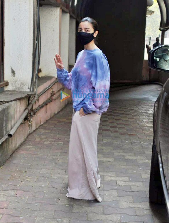 photos alia bhatt snapped at a studio in mumbai 2