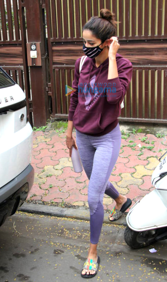photos ananya panday spotted at yoga class in bandra 3 7
