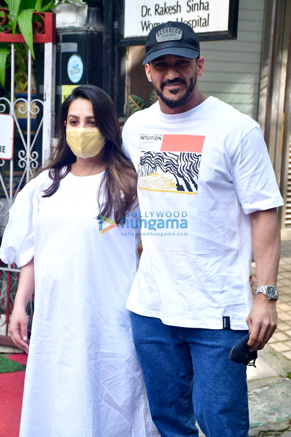 photos anita hassanandani and husband rohit reddy spotted at womens hospital in khar 3