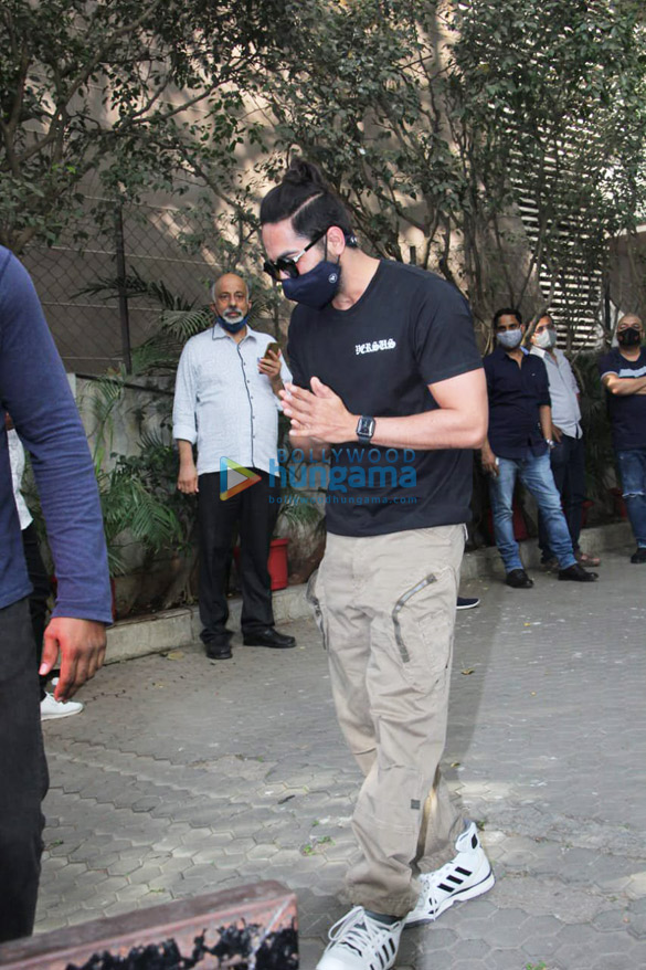 photos ayushmann khurrana snapped at a skincare clinic in santacruz 2