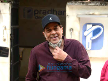 Photos: Dharmendra snapped at a dental clinic in Juhu