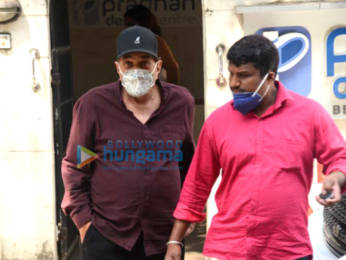 Photos: Dharmendra snapped at a dental clinic in Juhu