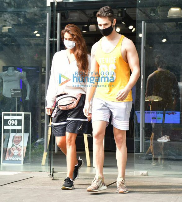 photos disha patani spotted in bandra 2