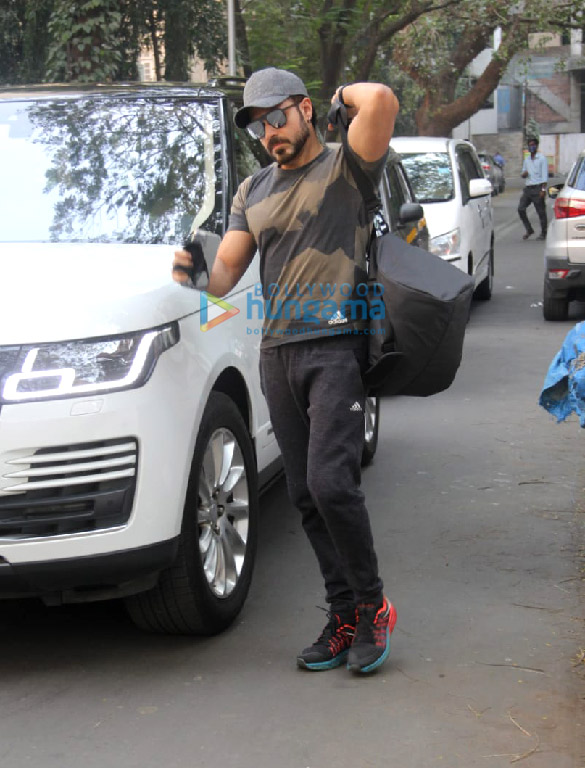 photos emraan hashmi snapped at i think fitness in bandra 3