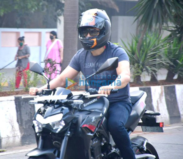 Photos: Emraan Hashmi spotted riding his bike at Carter Road