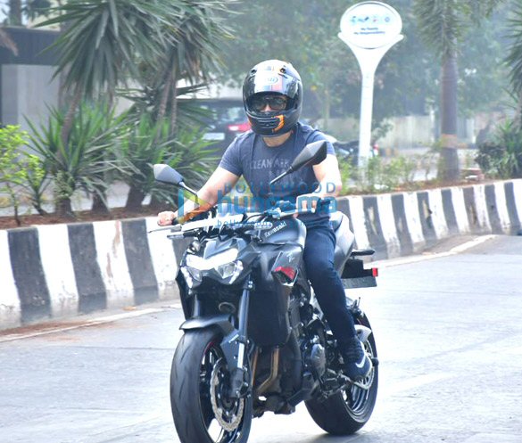 photos emraan hashmi spotted riding his bike at carter road 4