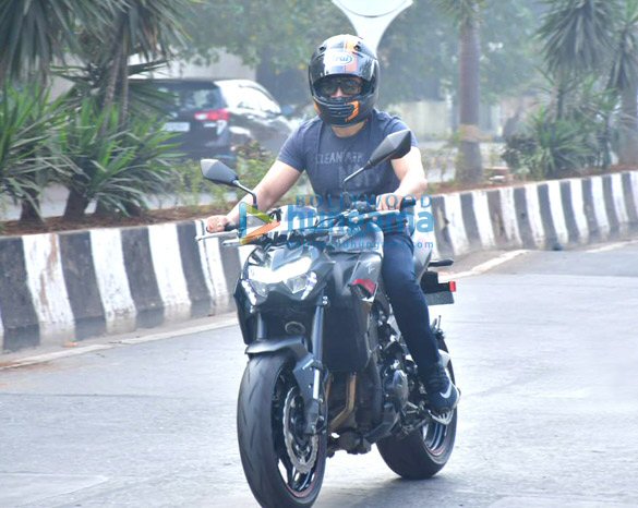 photos emraan hashmi spotted riding his bike at carter road 5