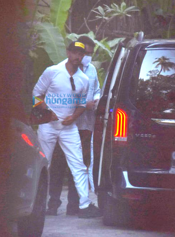 photos hrithik roshan snapped in juhu 3